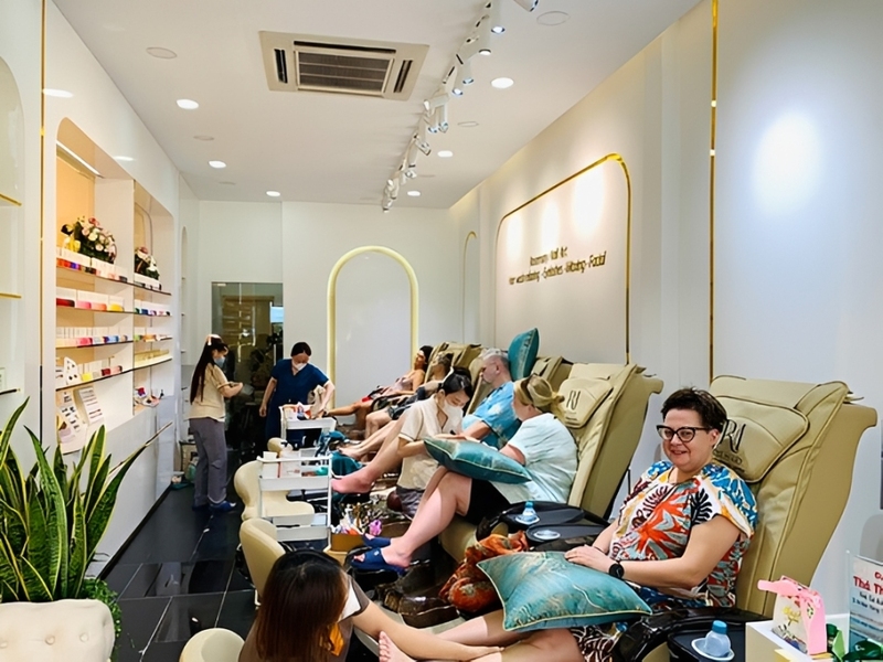 Massage chairs at Rosemary, salon nail District 1
